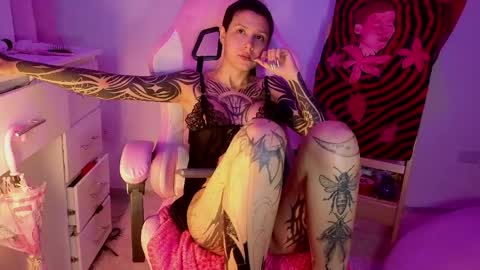 Snapshot of goddess_vee_ chatting on 04/15/26, 06:20 vee online show from 04/15/26, 06:20