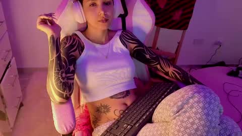 Snapshot of goddess_vee_ chatting on 04/17/26, 11:19 vee online show from 04/17/26, 11:19