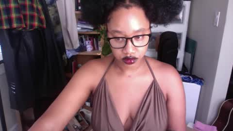 Snapshot of goddessdaisysky chatting on 09/25/25, 12:25 Goddess Daisy Sky online show from 09/25/25, 12:25