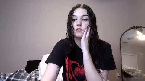 Snapshot of goddessshadowraven chatting on 01/08/25, 01:32 Goddess Raven online show from 01/08/25, 01:32