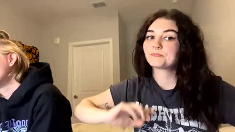 Snapshot of goddessshadowraven chatting on 01/28/25, 01:18 Goddess Raven online show from 01/28/25, 01:18