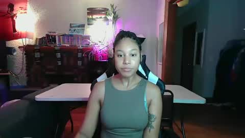 Snapshot of goddesstinaruiz chatting on 01/17/25, 01:25 Goddess Tina 3 online show from 01/17/25, 01:25