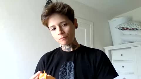 L online show from 03/10/25, 10:02