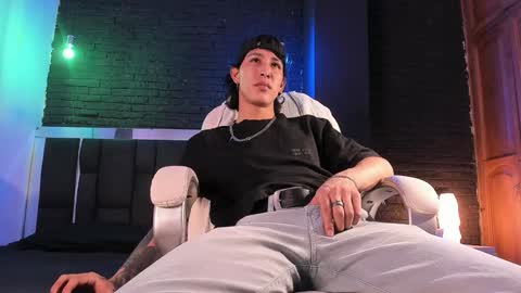 Snapshot of godly_huan chatting on 12/21/24, 05:03 HUAN online show from 12/21/24, 05:03