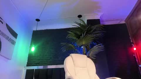 Snapshot of godly_huan chatting on 02/21/25, 09:34 HUAN online show from 02/21/25, 09:34