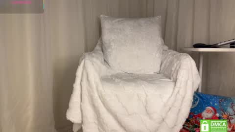 Snapshot of gold_starling chatting on 12/21/25, 06:04 Bianca online show from 12/21/25, 06:04