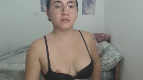 Snapshot of goldbella_ chatting on 11/22/25, 01:21 bella online show from 11/22/25, 01:21