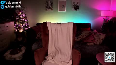 Snapshot of golden_miki chatting on 12/22/24, 04:17 Shy in the streets but a freak in the sheets online show from 12/22/24, 04:17