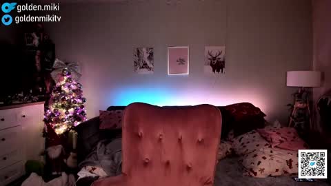 Snapshot of golden_miki chatting on 12/25/24, 06:20 Shy in the streets but a freak in the sheets online show from 12/25/24, 06:20