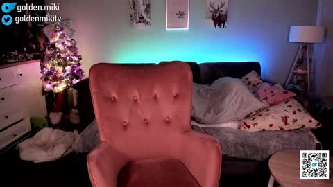 Snapshot of golden_miki chatting on 12/28/24, 07:33 Shy in the streets but a freak in the sheets online show from 12/28/24, 07:33