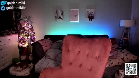 Snapshot of golden_miki chatting on 12/29/24, 01:13 Shy in the streets but a freak in the sheets online show from 12/29/24, 01:13