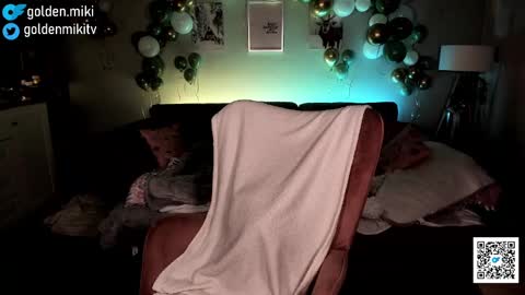 Snapshot of golden_miki chatting on 01/12/25, 06:17 Shy in the streets but a freak in the sheets online show from 01/12/25, 06:17