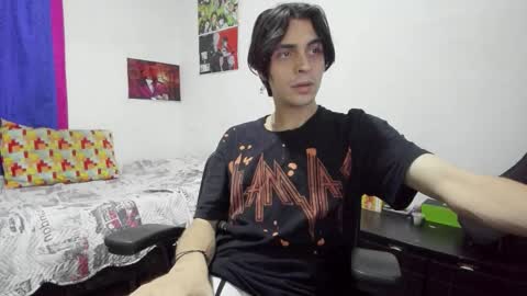 Snapshot of golden_ryan chatting on 10/17/25, 04:48 Jmmmm online show from 10/17/25, 04:48