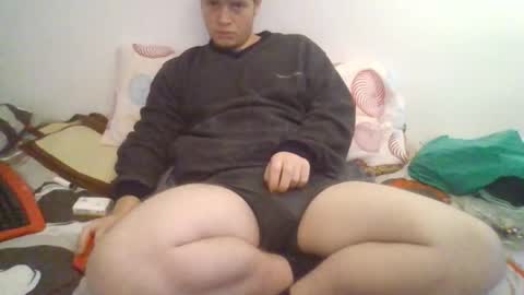 Snapshot of goldenboy207 chatting on 12/18/25, 01:28 goldenboy207 online show from 12/18/25, 01:28