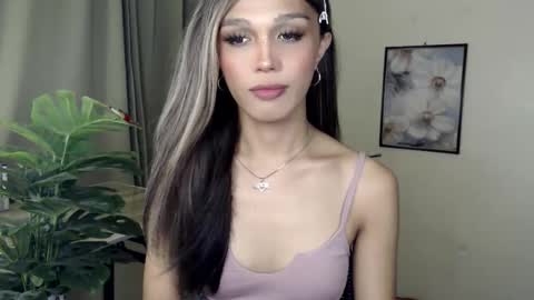 Snapshot of goldenlily69 chatting on 11/30/25, 04:33 Lily is Gold online show from 11/30/25, 04:33