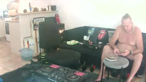 Snapshot of goldyguy011 chatting on 06/13/26, 01:47 goldyguy011 online show from 06/13/26, 01:47