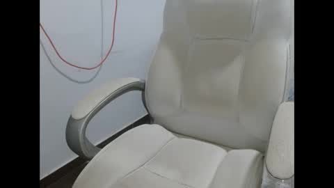 Snapshot of goten7 chatting on 11/21/25, 07:01 Andres online show from 11/21/25, 07:01