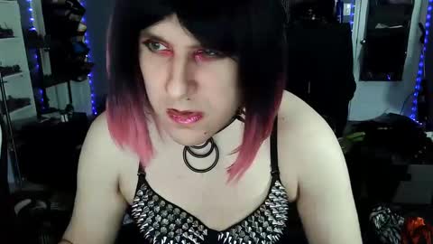 Snapshot of gothic123451 chatting on 12/30/24, 01:47 Victoriana online show from 12/30/24, 01:47