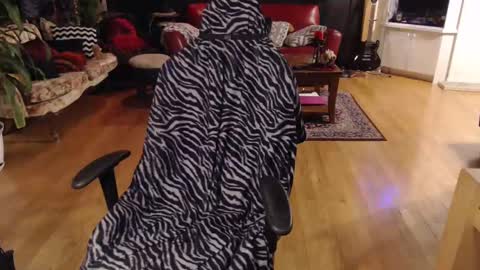 Snapshot of gothstripper chatting on 02/07/25, 01:47 Hezra online show from 02/07/25, 01:47