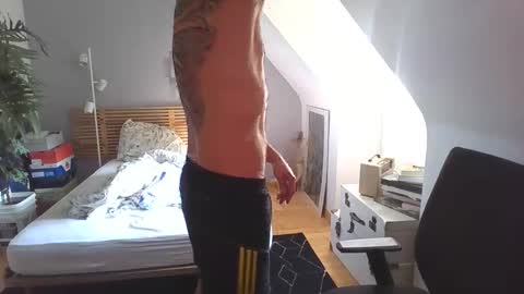 goura2000 online show from 10/13/25, 02:28