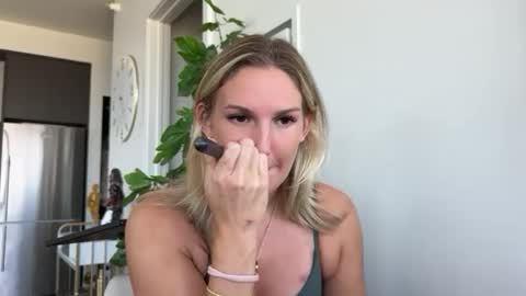 Snapshot of graciemae_baexx chatting on 09/17/25, 05:25 Gracie Mae online show from 09/17/25, 05:25