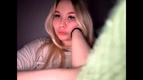 Snapshot of green_eyes_twinkl chatting on 04/22/26, 05:58 Lina 3 online show from 04/22/26, 05:58