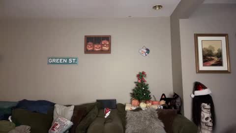 Snapshot of greenxxxqueen chatting on 12/17/24, 02:23 SexQueen Nikki online show from 12/17/24, 02:23