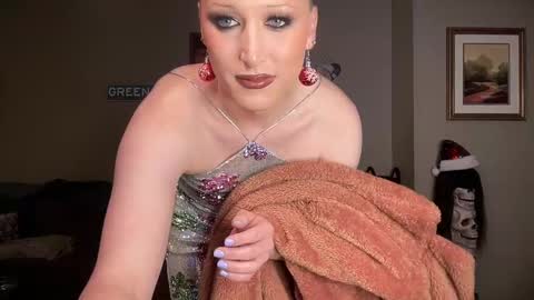 Snapshot of greenxxxqueen chatting on 12/17/24, 05:29 SexQueen Nikki online show from 12/17/24, 05:29