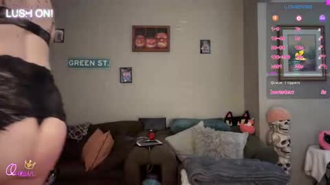 Snapshot of greenxxxqueen chatting on 04/08/26, 10:32 SexQueen Nikki online show from 04/08/26, 10:32