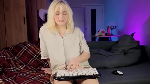 Snapshot of gregory_byyrd chatting on 12/13/25, 10:04 Greg-independent model online show from 12/13/25, 10:04