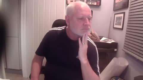 Snapshot of greyfox_6000 chatting on 02/18/25, 11:19 greyfox_6000 online show from 02/18/25, 11:19