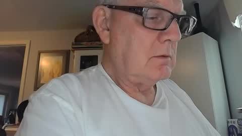 Snapshot of gspotlover1 chatting on 11/13/25, 05:45 Horny Daddy online show from 11/13/25, 05:45