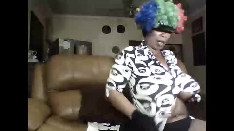 Snapshot of gucci_bx chatting on 10/15/25, 12:11 gucci-bx online show from 10/15/25, 12:11