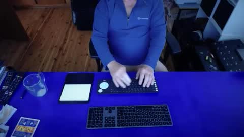 guesswhatigot2 online show from 09/27/25, 01:43