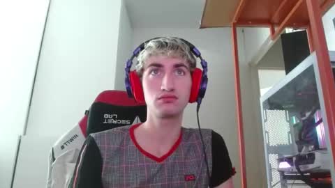 Snapshot of guidoq91199 chatting on 04/27/26, 12:03 Young4Daddy online show from 04/27/26, 12:03