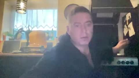 Snapshot of guil0 chatting on 11/12/25, 10:37 guil0 online show from 11/12/25, 10:37