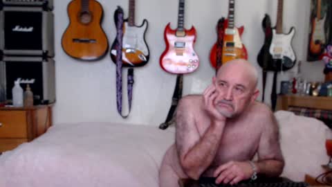 Snapshot of guitarsexgod chatting on 01/25/25, 04:57 Mario online show from 01/25/25, 04:57