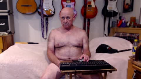 Snapshot of guitarsexgod chatting on 02/04/25, 06:25 Mario online show from 02/04/25, 06:25