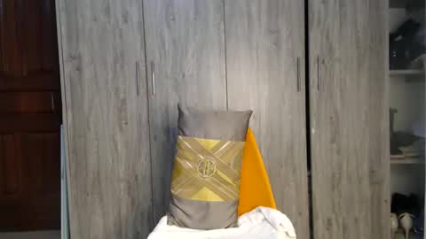 Snapshot of gulpess chatting on 12/15/24, 11:31 Miss Incredible online show from 12/15/24, 11:31