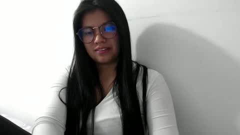 Vane blonde and Hazell black hair online show from 12/16/25, 03:50