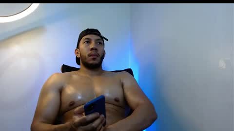 Snapshot of gurushake chatting on 04/18/26, 05:00 holl latino online show from 04/18/26, 05:00