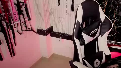 Snapshot of guxplo_ chatting on 11/10/25, 04:06 Miss online show from 11/10/25, 04:06