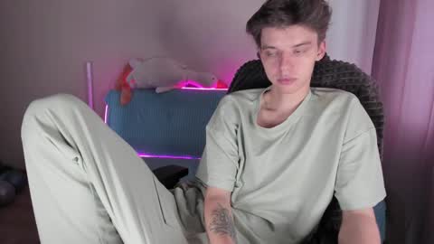 Snapshot of guy_liam1 chatting on 10/15/25, 08:25 guy_liam1 online show from 10/15/25, 08:25