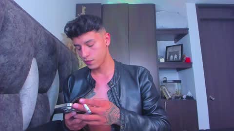 Snapshot of guy_twinks chatting on 01/12/25, 02:03 Gabriel online show from 01/12/25, 02:03