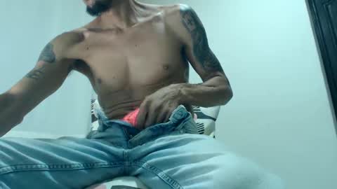 Snapshot of guytav30 chatting on 02/22/25, 08:29 Andy online show from 02/22/25, 08:29