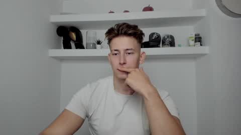 Snapshot of gym_alpha chatting on 12/03/24, 05:23 Oliver online show from 12/03/24, 05:23