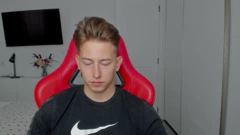 Snapshot of gym_alpha chatting on 10/12/25, 02:16 Oliver online show from 10/12/25, 02:16