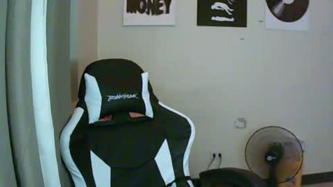 Snapshot of gymnasmenos chatting on 04/23/26, 11:53 AJ online show from 04/23/26, 11:53