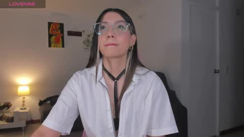 Snapshot of h3y_mia3 chatting on 03/09/25, 05:44 Paulina  online show from 03/09/25, 05:44