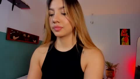 Snapshot of h3y_mia3 chatting on 04/22/26, 02:25 Paulina online show from 04/22/26, 02:25